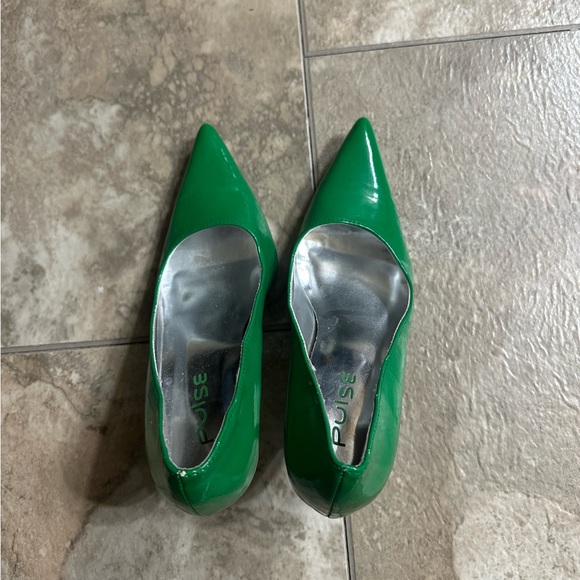 Pulse pointed toe ladies high heels are a size 6.5. - Picture 2 of 8